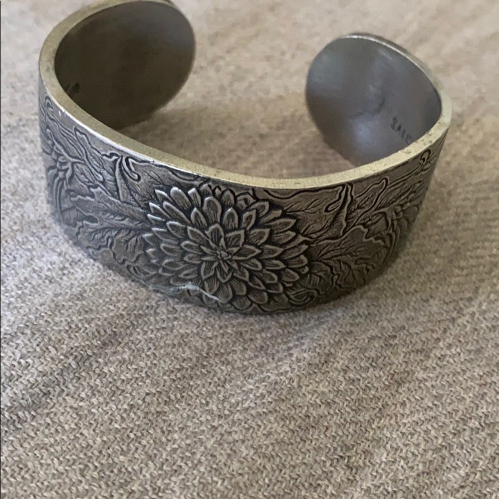 Pewter chrysanthemum floral cuff bracelet - Picture 3 of 4